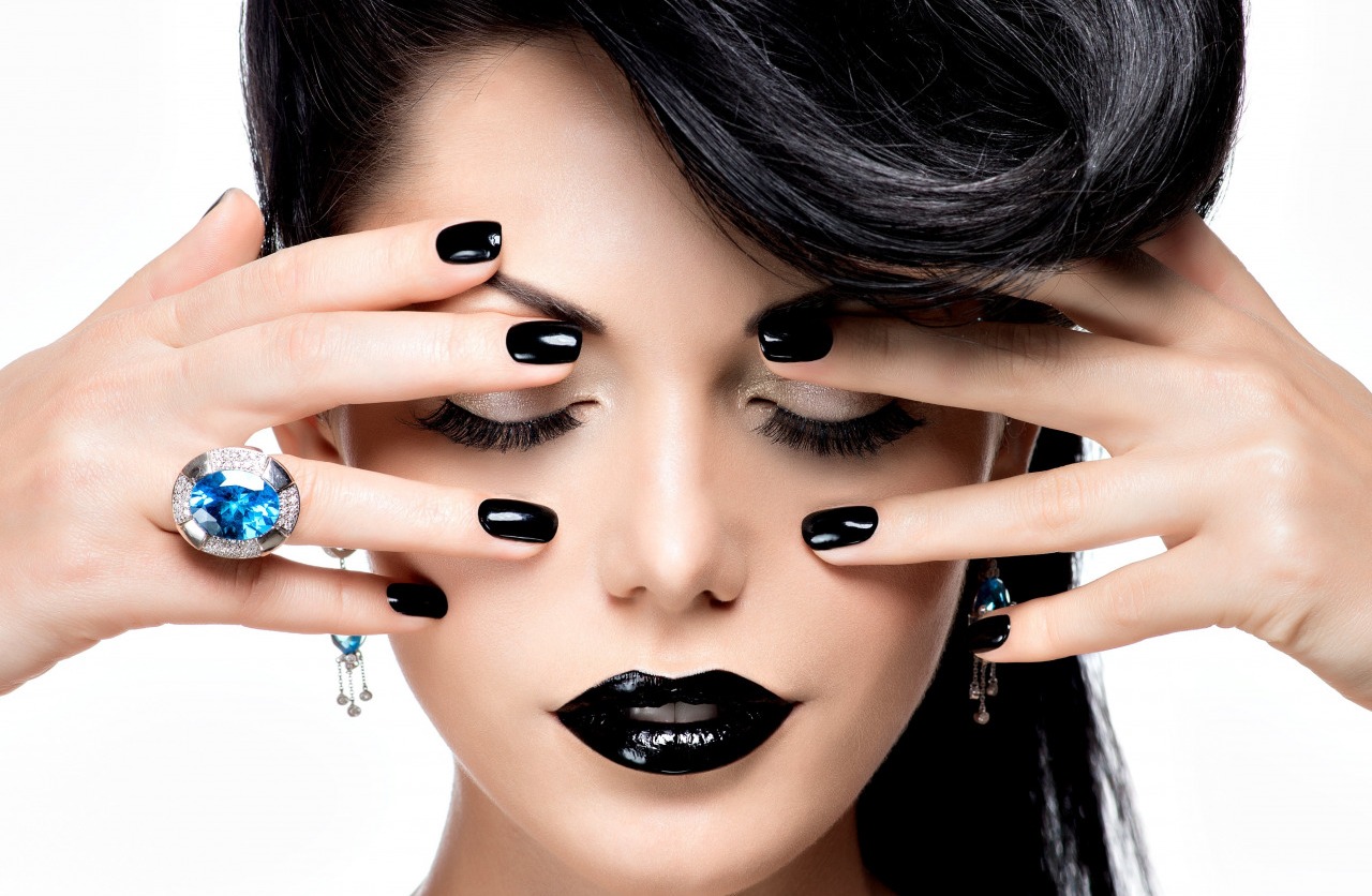 Черные ногти 2023 фото черного маникюра, модные тенденции, самый черный цвет, новинки короткие