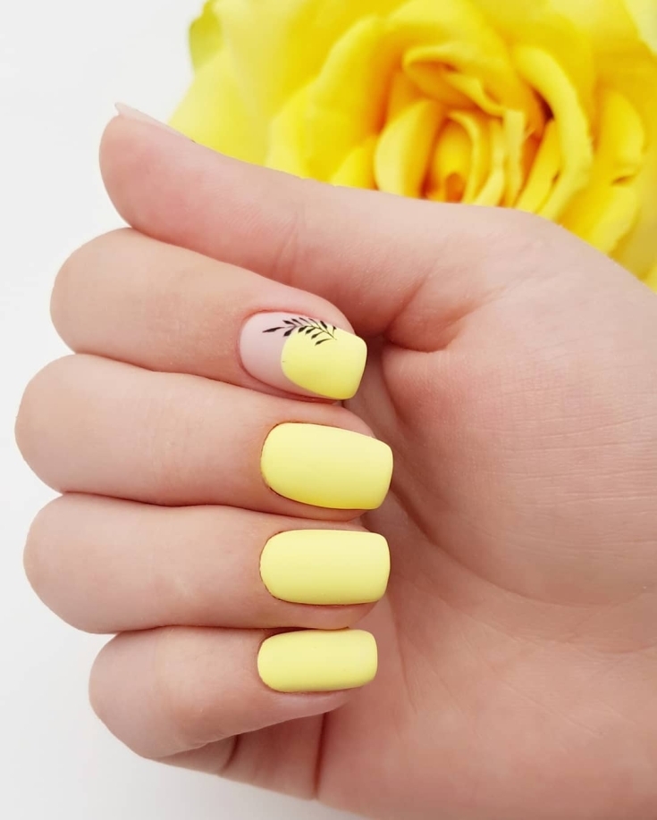 Желтый цвет дизайна маникюра ногтей 