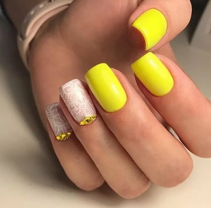 Короткий маникюр желтого цвета  - желтые короткие ногти