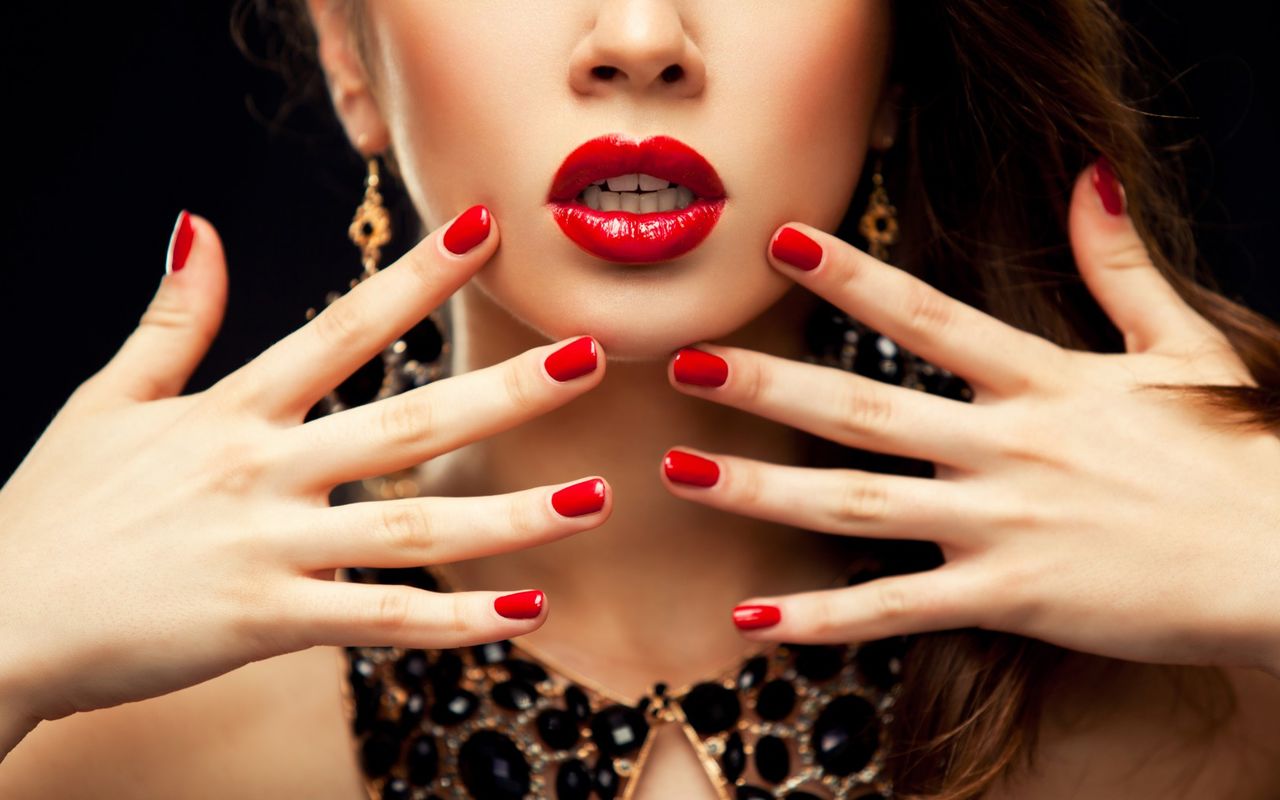Красный маникюр 2023 модные тенденции красного цвета, фото на короткие красные ногти