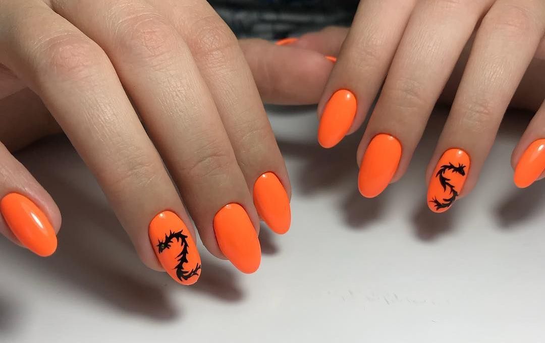Летний оранжевый маникюр - оранжевые ногти лета 2021
