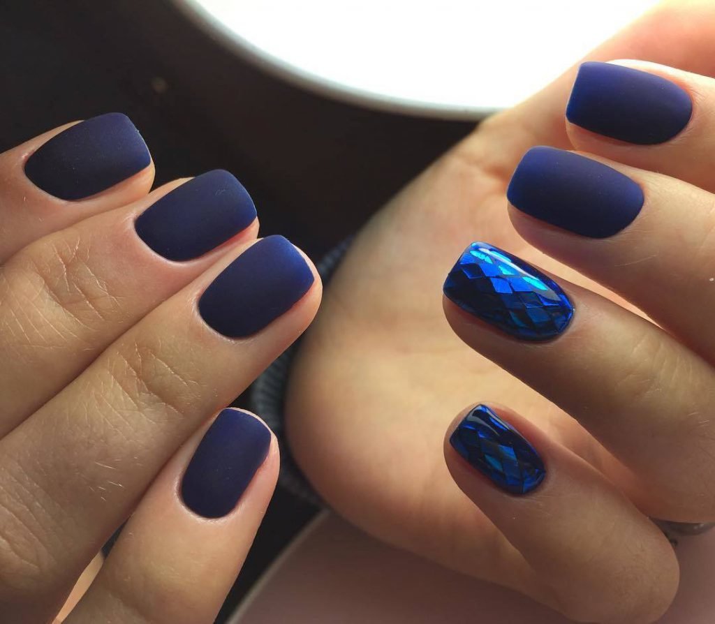 Матовый маникюр ногтей - синие матовые ногти 2022