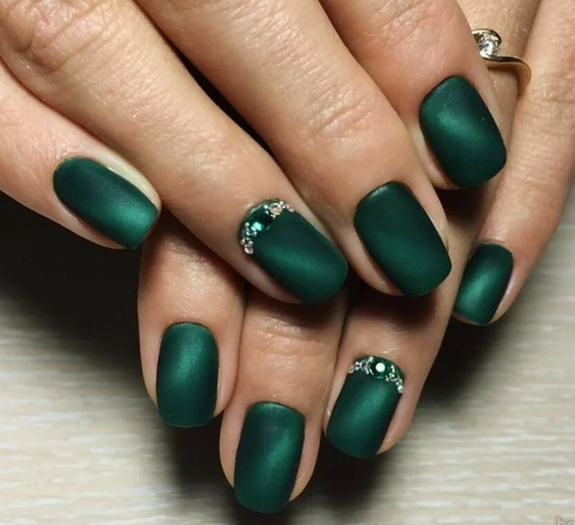 Матовый маникюр ногтей - зеленые матовые ногти 2022