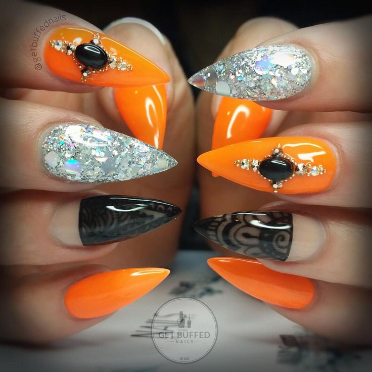Модные ногти в оранжевых тонах, красивый маникюр с оранжевыми цветами, стильными оранжевыми оттенками 