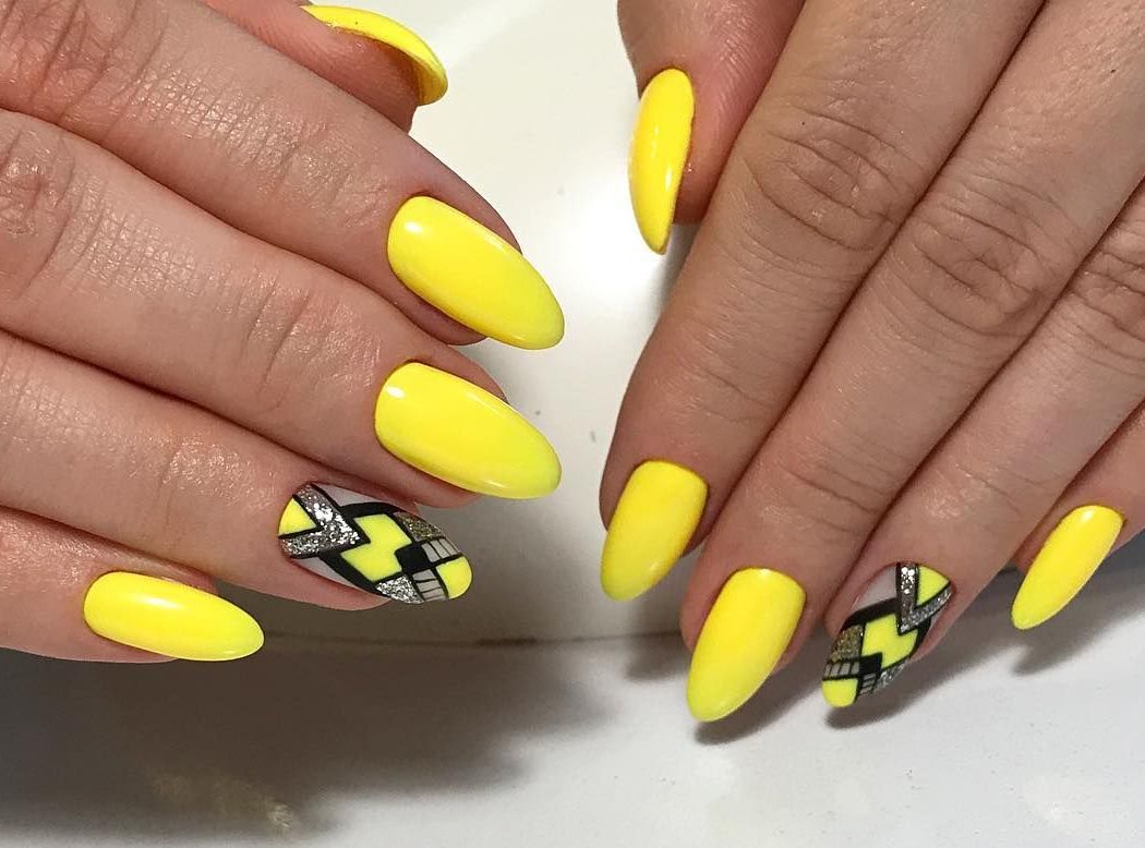 Модные с желтым цветом ногти 