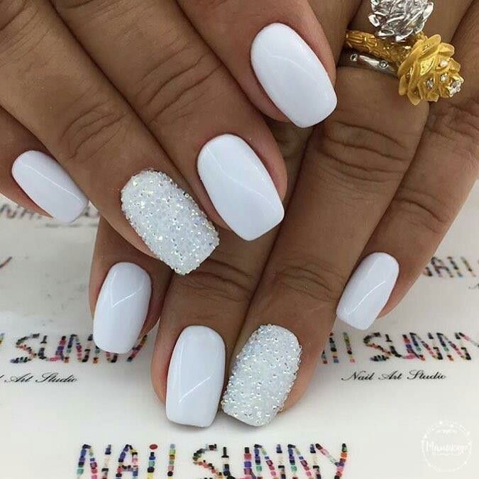 Модный белый цвет маникюра 2022 - мода белых ногтей
