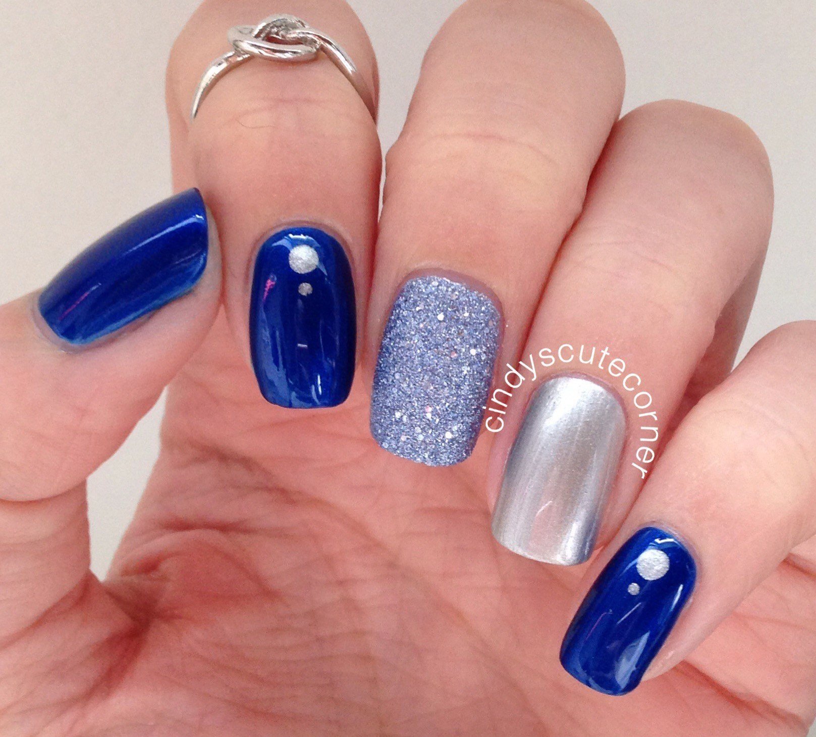 Модный синий цвет маникюра - мода синих ногтей