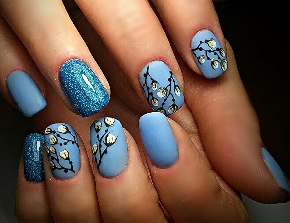 Модный синий маникюр, дизайн синих ногтей 