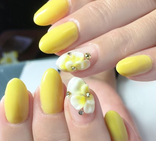 Нежно-желтый маникюр 2022 - нежно-желтые ногти