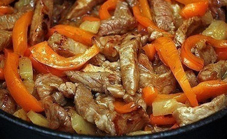 Овощи на сковороде - жареное мясо свинины с морковью, перцем