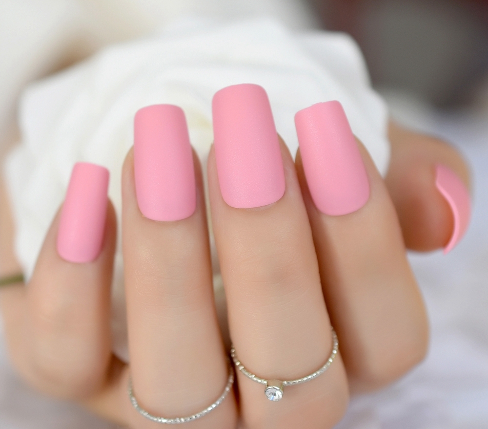 Стильный розовый маникюр ногтей, розового цвета 2021