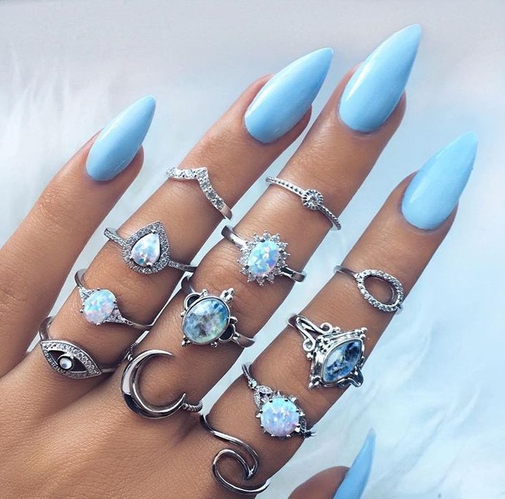 Голубые ногти 2022 - красивый голубой дизайн маникюра ногтей