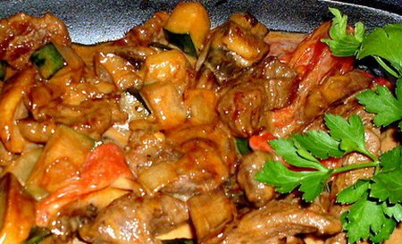 Жаренная на сковороде свинина - с грибами и томатами