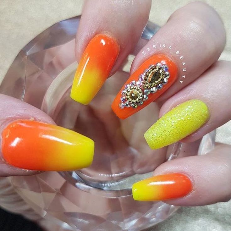 Желто-оранжевый маникюр 2022 - желто-оранжевые ногти