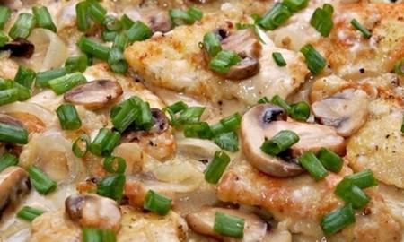 Курица на сковороде - жареная грудка с грибами в сметанном соусе