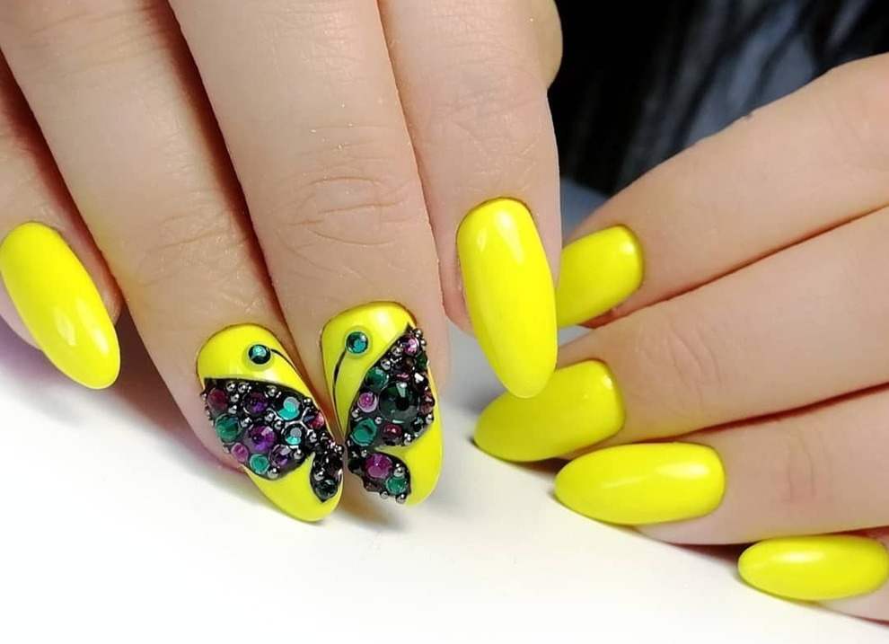 Модный желтый цвет маникюра 2022 - мода желтых ногтей