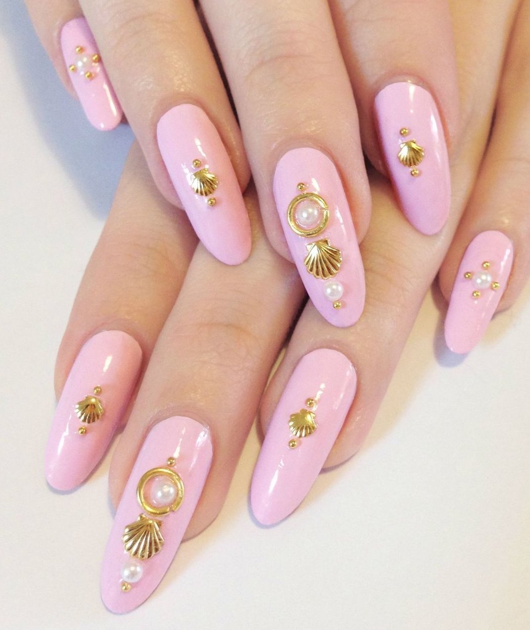Модный розовый маникюр ногтей, розового цвета 2022
