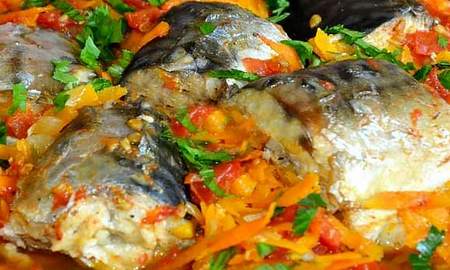 Овощи на сковороде - тушеная рыба с морковью, перцем, специями