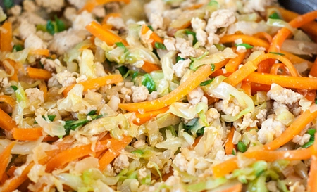 Овощи на сковороде - тушеный рис с морковь, перцем, фасолью