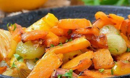 Овощи на сковороде - тушеное мясо с картошкой, кабачками, капустой