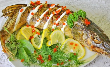 Овощи в духовке запеченные с рыбой - щукой, окунем, карпом