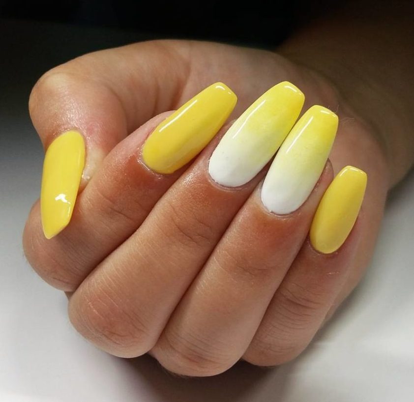 Светло-желтый маникюр 2022 - светло-желтые ногти