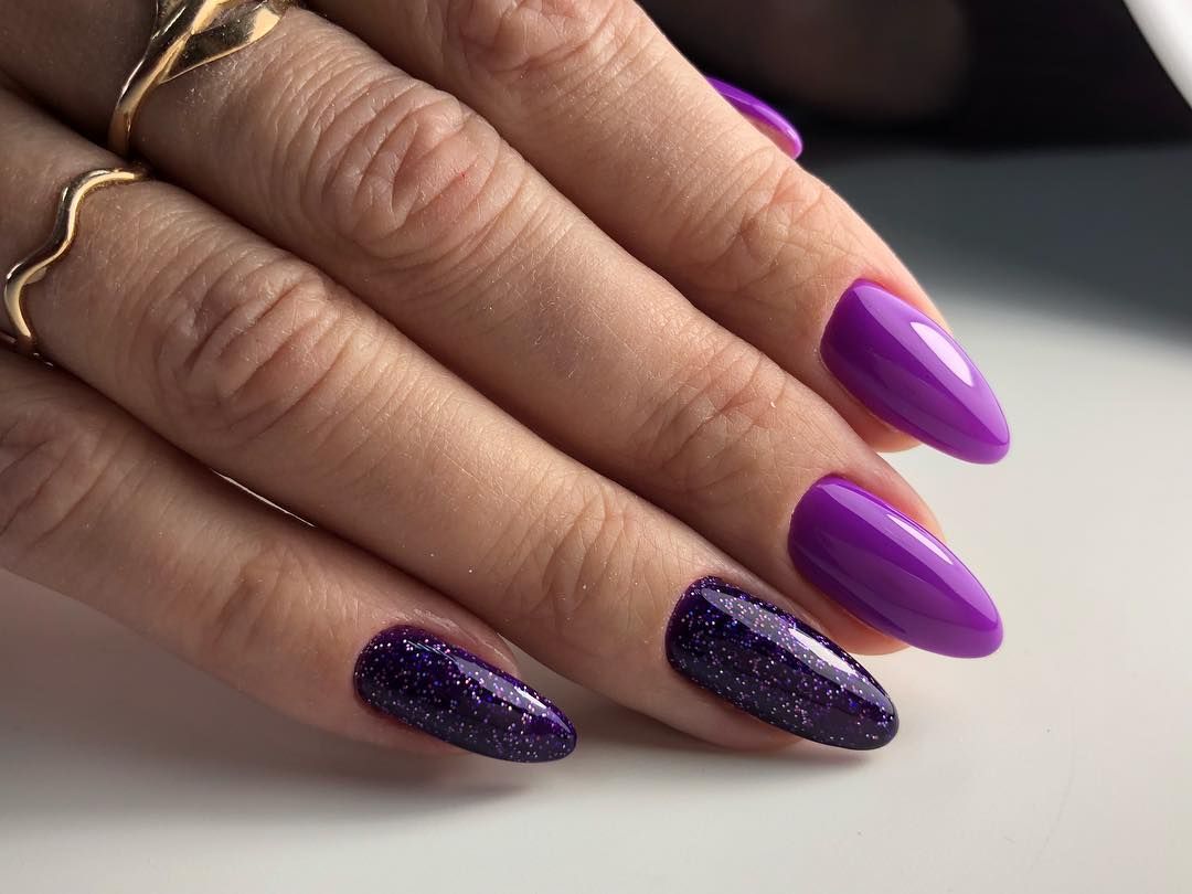 Темный маникюр, темно-фиолетовый дизайн ногтей темно-фиолетового цвета 2022